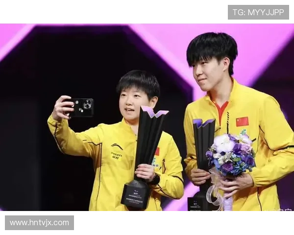 王楚钦孙颖莎领奖斗嘴互让中心